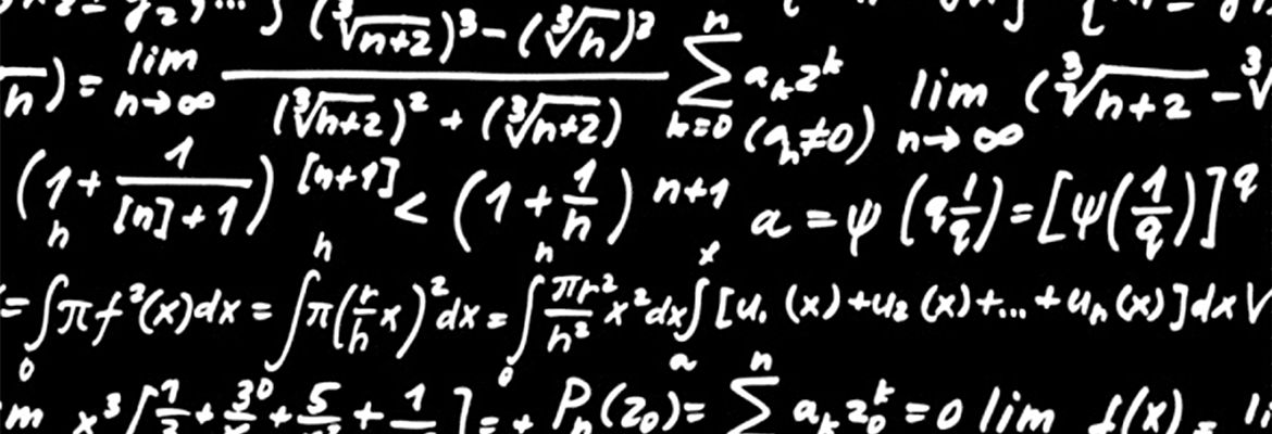 Blackboard covered in mathematical formulas, symbolising the scientific expertise of XARION's Advisory Board