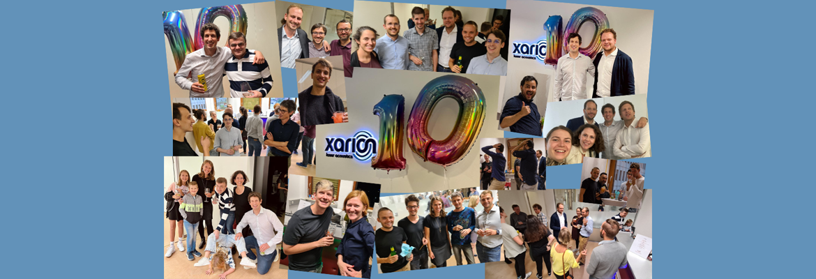 Fotocollage zum 10-j&auml;hrigen Jubil&auml;um von XARION mit gro&szlig;en Luftballons in Form der Zahl 10