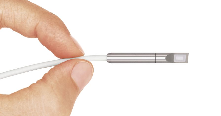 Close-up of a hand holding the Eta100 L Ultra fibre-optic sensor tip