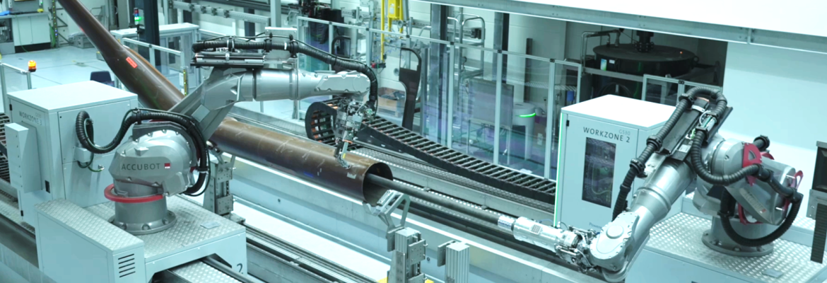 Roboterbasiertes Ultraschallpr&uuml;fsystem scannt ein r&ouml;hrenf&ouml;rmiges Hubschrauber-Verbundbauteil in der Produktionslinie