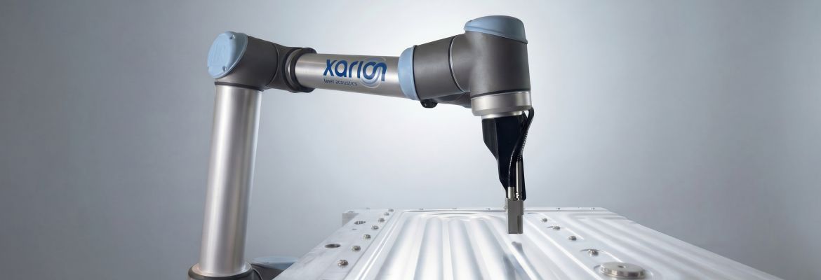 Roboterarm mit einem ber&uuml;hrungslosen XARION-Ultraschall-Pr&uuml;fkopf zur Batteriepr&uuml;fung
