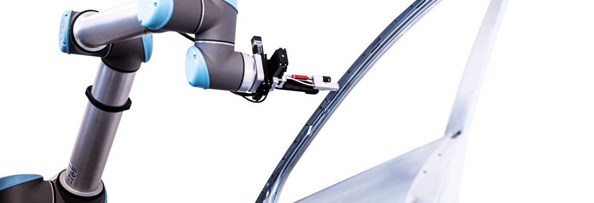 Cobot-Arm mit ber&uuml;hrungslosem XARION-Ultraschall-Pr&uuml;fkopf bei der Pr&uuml;fung einer geklebten Karosseriestruktur